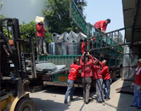 37°高温下，小黄片下载软件大全小黄片链接下载设备公司的员工仍然在坚持工作